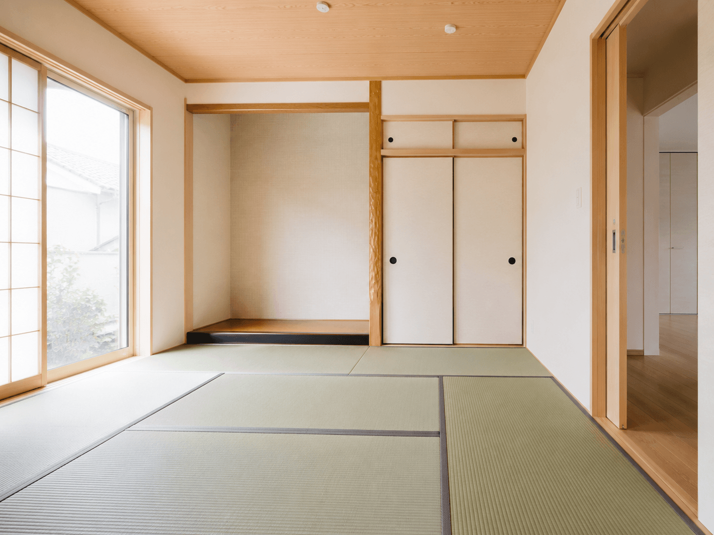 窓からの自然光が映える清潔感のある和室畳