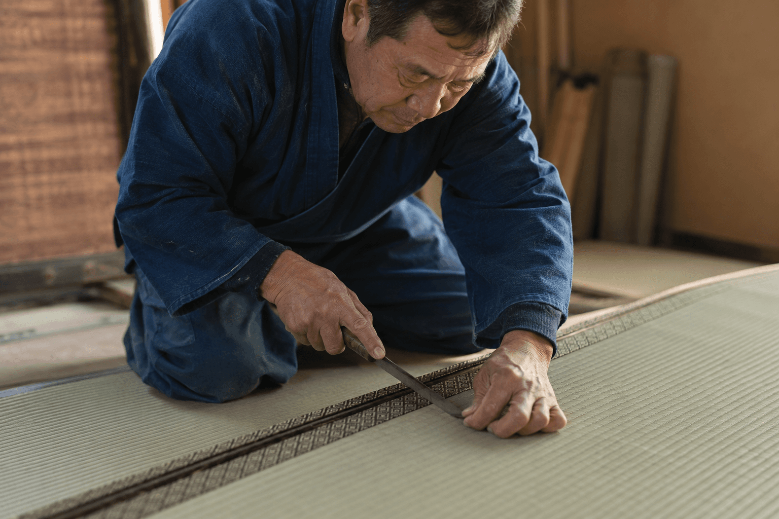 埼玉の畳職人が畳縁を丁寧に仕上げる施工風景